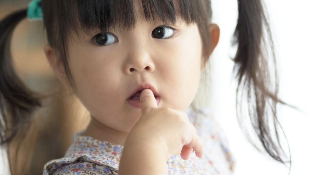 指しゃぶりをしている幼い女の子
