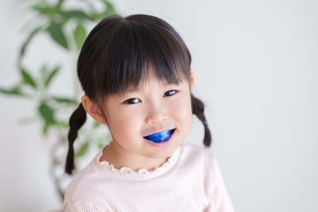矯正装置を装着している子供