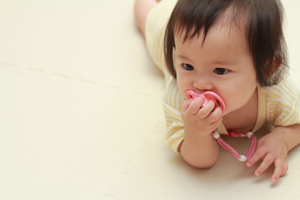 おしゃぶりをしている赤ちゃん
