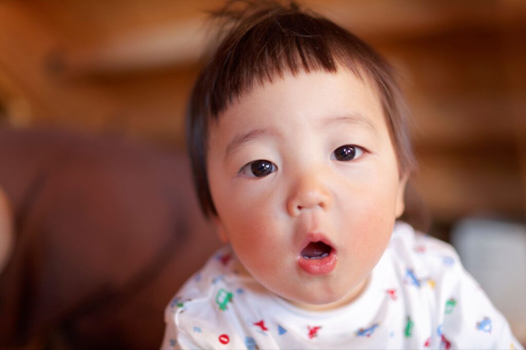 口をぽかんとあけている幼児