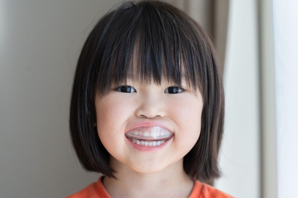 マウスピースを装着している子ども