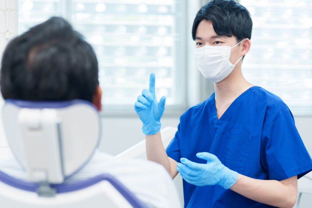 患者様に説明している矯正歯科医