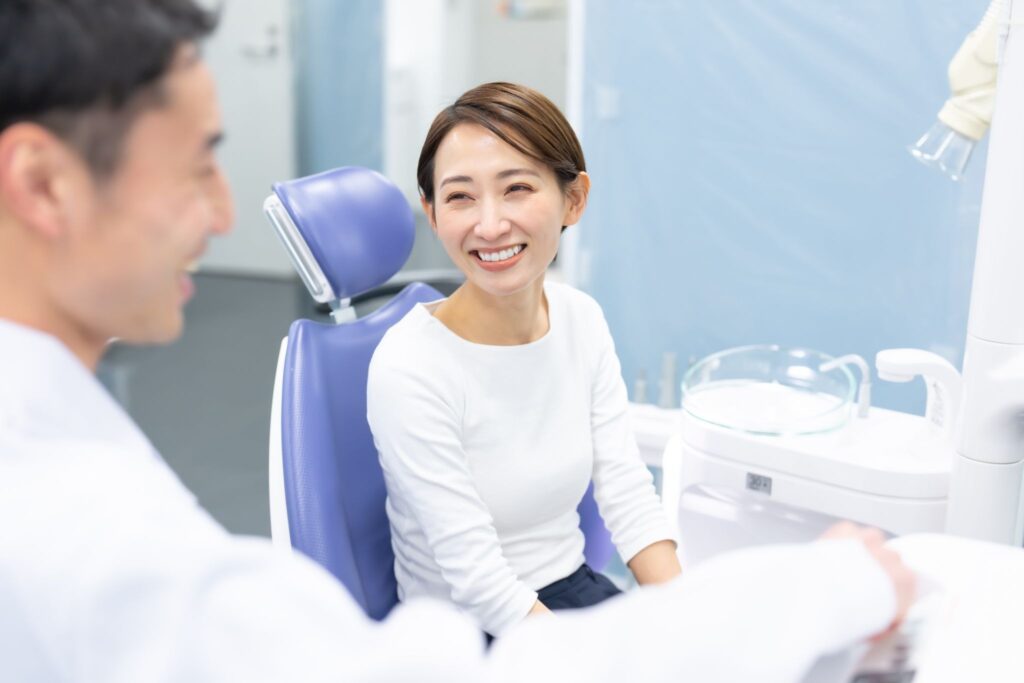 歯列矯正の費用について矯正歯科医と話している女性