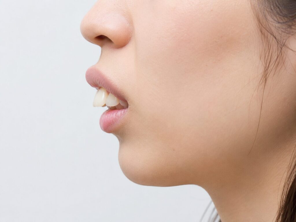 出っ歯の女性の横顔
